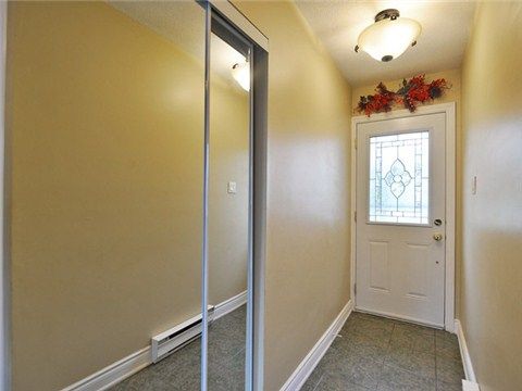 18 Juliette Sq, Brampton, L6S2M6 | Image 2