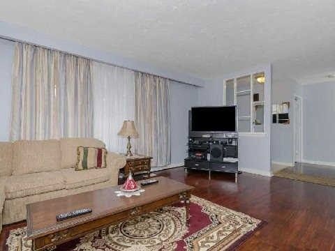 32 Sanford Cres, Brampton, L6X2C3 | Image 2