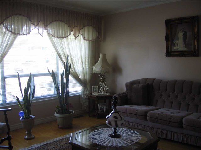 39 Waterbury Dr, Toronto, M9R3Y1 | Image 3