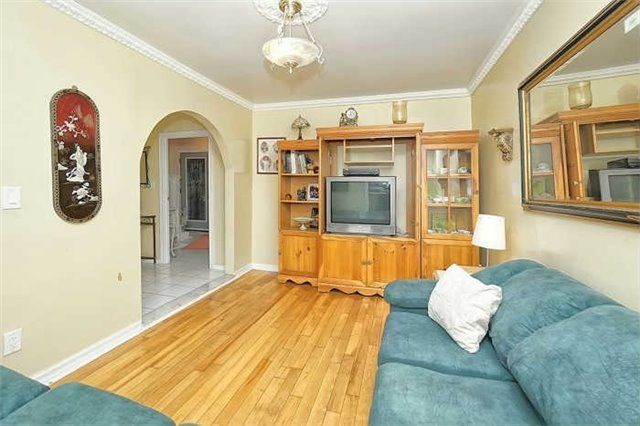 34 Mc Farland Ave, Toronto, M6H3N1 | Image 3