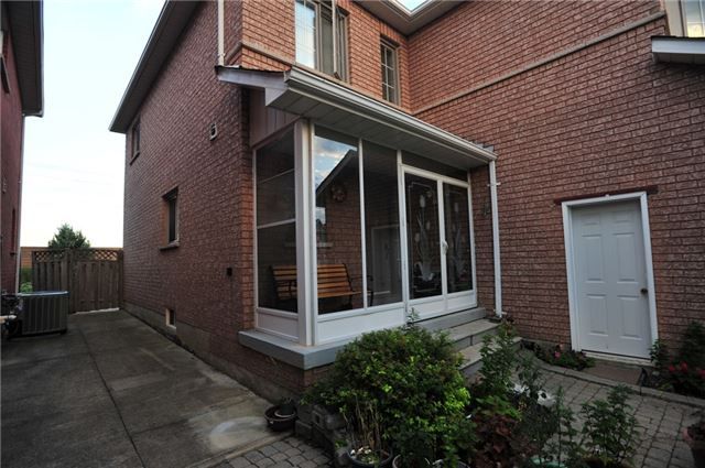 91 Vivians Cres, Brampton, L6Y4V5 | Image 2