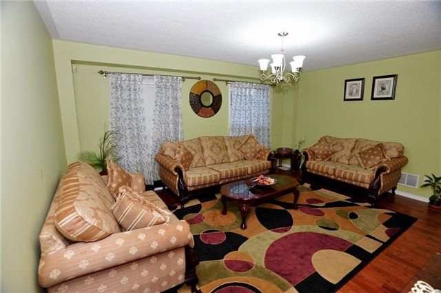91 Vivians Cres, Brampton, L6Y4V5 | Image 3