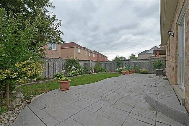 694 Gypsy Fly Cres, Mississauga, L5W1H6 | Image 3