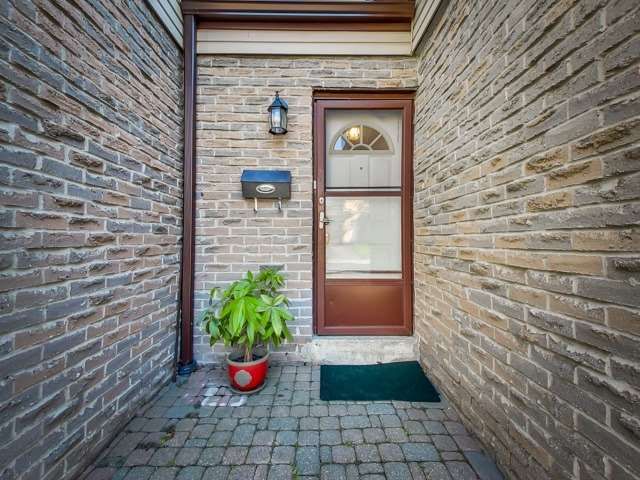 10 Collins Cres, Brampton, L6V3M9 | Image 2