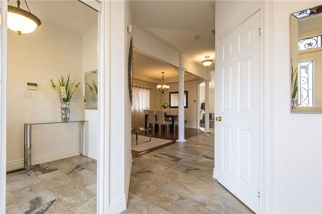 2530 Longridge Cres, Oakville, L6H6S2 | Image 2