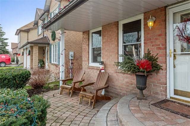 18 Cotswold Crt, Halton Hills, L7G5E5 | Image 2