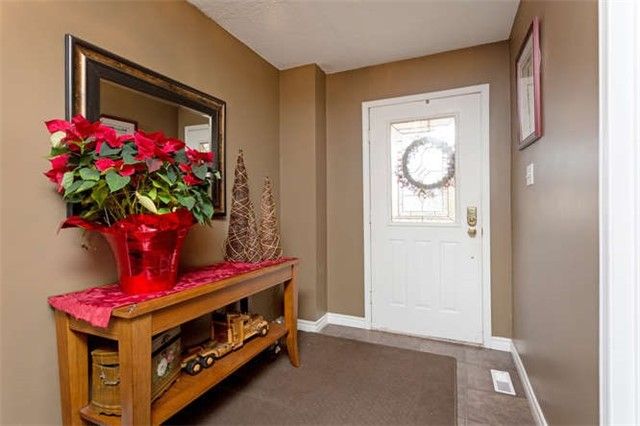 18 Cotswold Crt, Halton Hills, L7G5E5 | Image 3