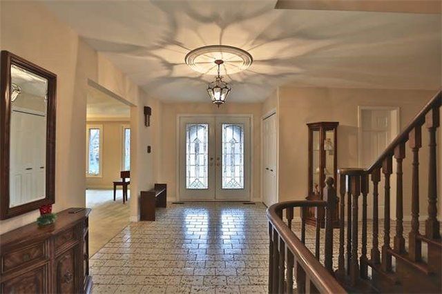 2591 Robin Dr, Mississauga, L5K2G2 | Image 2