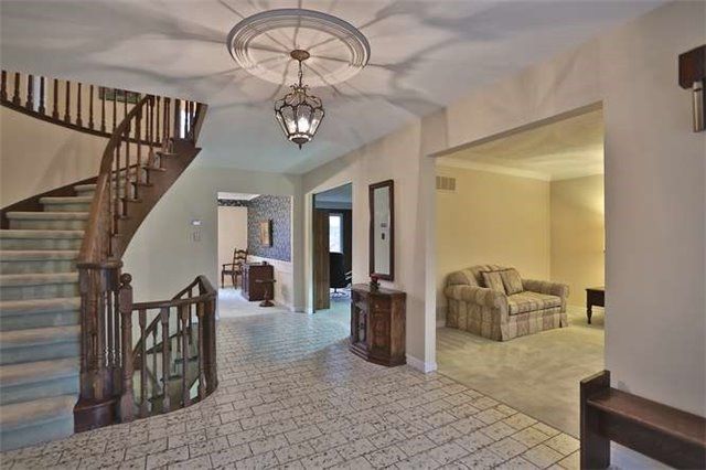 2591 Robin Dr, Mississauga, L5K2G2 | Image 3