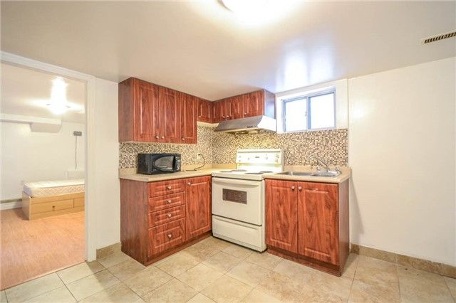 Bsmt - 15 Melville Ave, Toronto, M6G1Y1 | Image 2