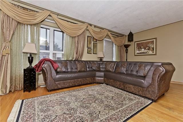 216 Fleetwood Cres, Brampton, L6T2E6 | Image 3