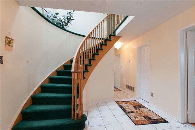 52 Timberlane Dr, Brampton, L6Y 4B6 | Image 2