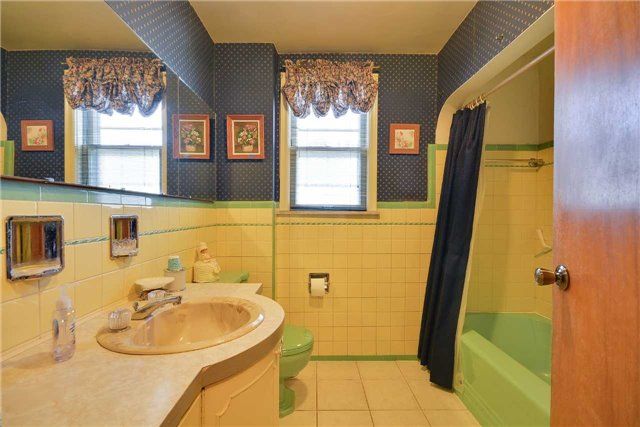 Detached House sold at 8 Circle Ridge, Toronto, Ontario, M6L2H6 - Maple Leaf - MLS: W3473159