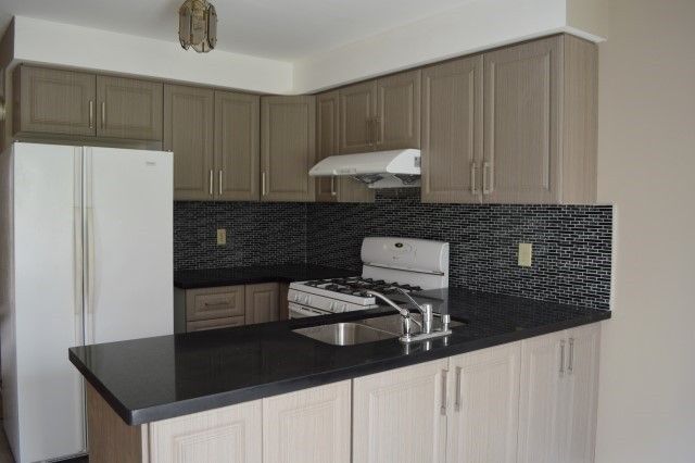 303 Riel Dr, Mississauga, L5B3K1 | Image 3