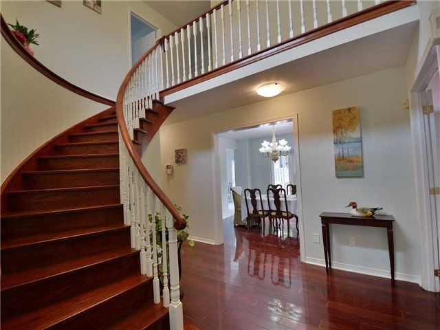 189 Martindale Ave, Oakville, L6H4H2 | Image 2