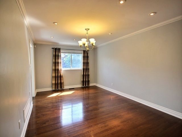 7068 Rosehurst Dr, Mississauga, L5N6Y8 | Image 2