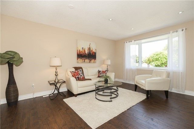 9 Bruce Beer Dr, Brampton, L6V2W7 | Image 2