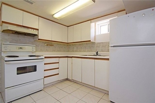 3670 Crabtree Cres, Mississauga, L4T1S6 | Image 3