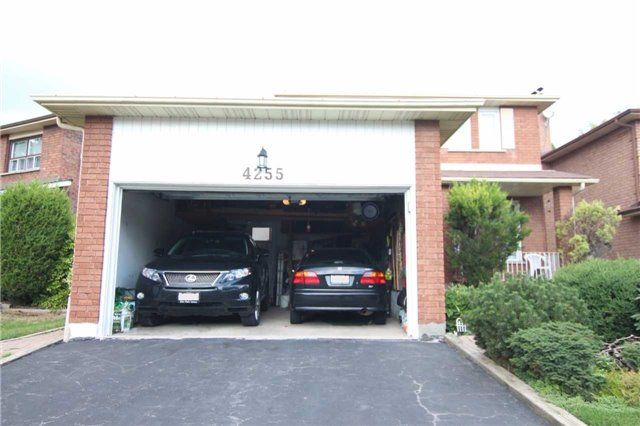 4255 Wakefield Cres, Mississauga, L5C4M5 | Image 2