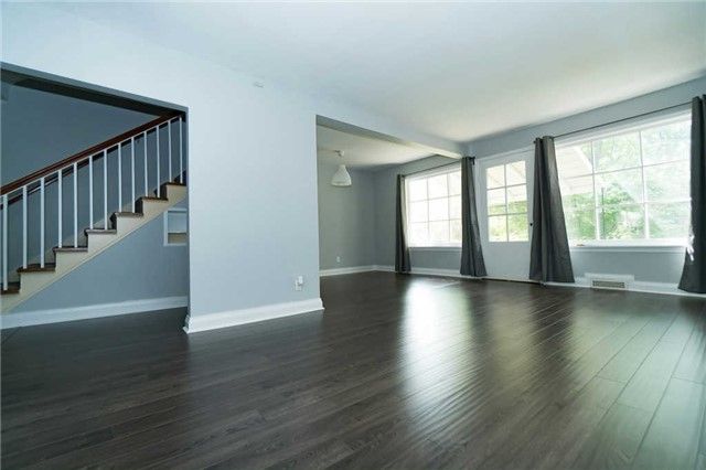 1348 Hollyrood Ave, Mississauga, L5G3J4 | Image 2