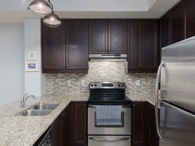 144 - 570 Lolita Gdns, Mississauga, L5A0A1 | Image 3