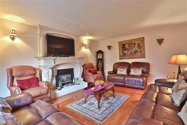 5683 Oldcastle Cres, Mississauga, L5M4X6 | Image 2