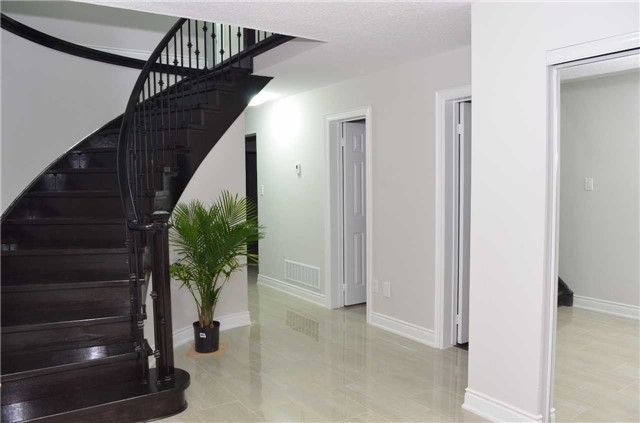 52 Timberlane Dr, Brampton, L6Y4B6 | Image 2