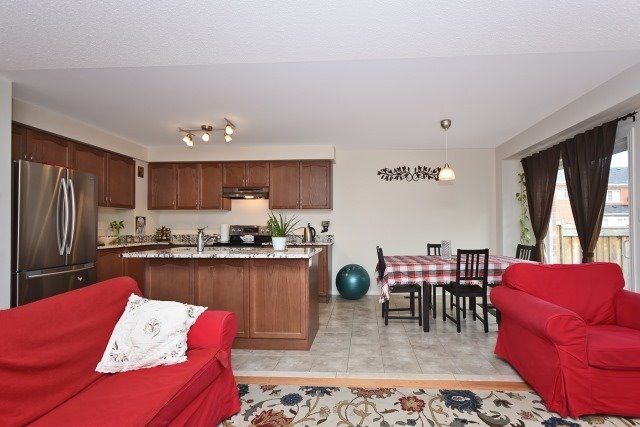 1315 Brandon Terr, Milton, L9T 7R3 | Image 2