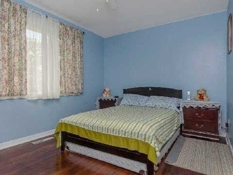 32 Sanford Cres, Brampton, L6X2C3 | Image 3