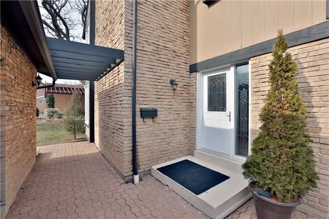 2545 Folkway Dr, Mississauga, L5L2J9 | Image 2