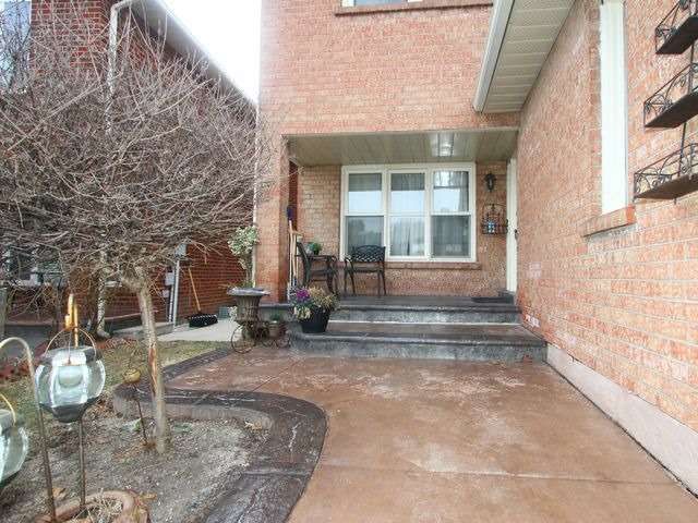 220 Kingsbridge Garden Circ, Mississauga, L5R1L3 | Image 2