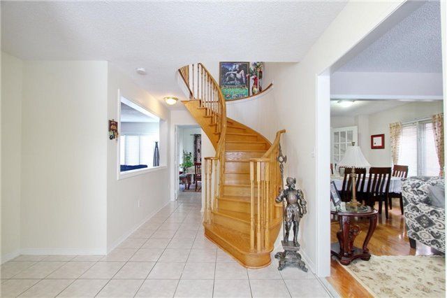 23 Fenflower Crt, Brampton, L7A1H3 | Image 3