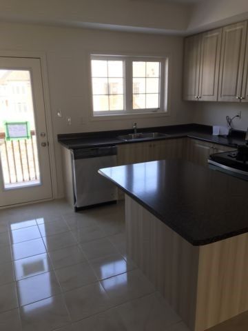 77 Aspen Hill Rd, Brampton, L6Y6E5 | Image 2