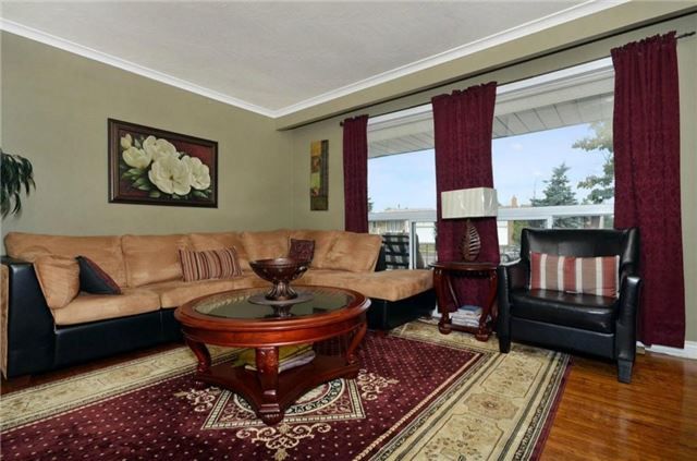 7566 Lockington Cres, Mississauga, L4T2V5 | Image 3