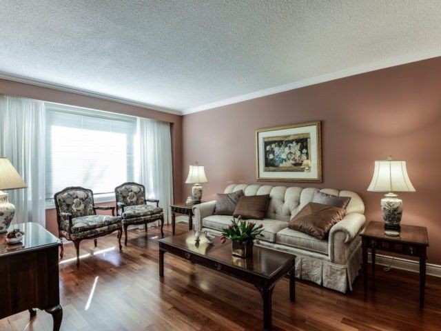 104 Elgin Dr, Brampton, L6Y 2E8 | Image 2