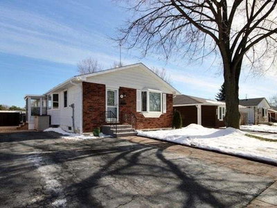 Detached House sold at 541 Chamberlain Road, Burlington, Ontario, L7L2V2 - Shoreacres - MLS: W3734493