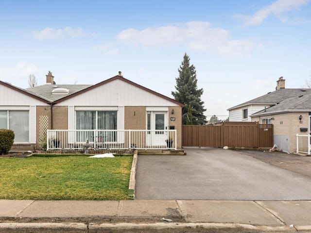 137 Avondale Blvd, Brampton, L6T1H5 | Image 2