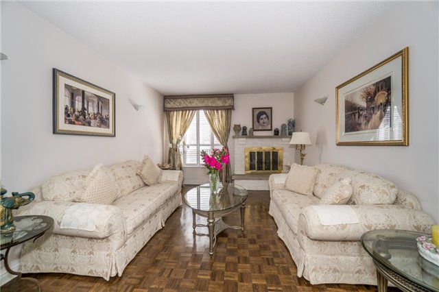 1004 Queensbridge Dr, Mississauga, L5C3R1 | Image 3