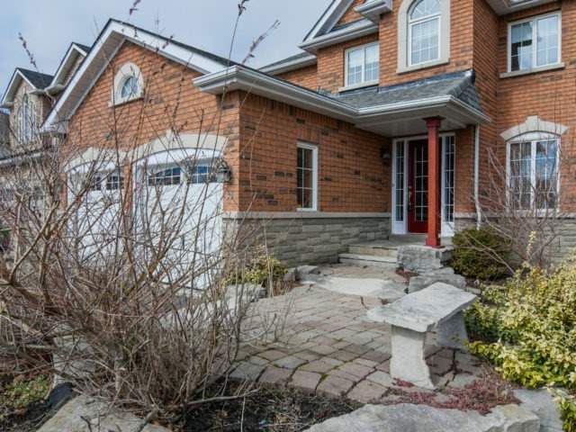 33 Hillpath Cres, Brampton, L6Z4T7 | Image 2