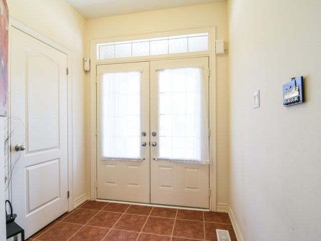 28 Sussexvale Dr, Brampton, L6R 0W2 | Image 3