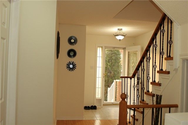 82 Twin Pines Cres, Brampton, L7A1M8 | Image 2