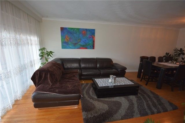 3622 Molly Ave, Mississauga, L5A3M5 | Image 2