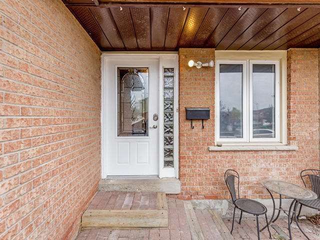 Detached House sold at 818 Thistle Down Court, Mississauga, Creditview, L5C3K6 - MLS: W3805118