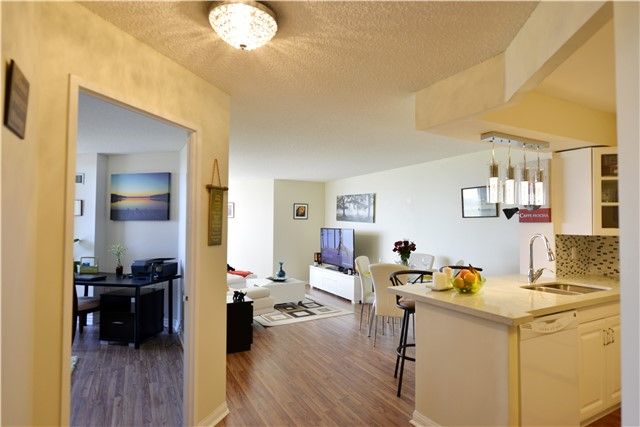 1208 - 10 Laurelcrest St, Brampton, L6S5Y3 | Image 3