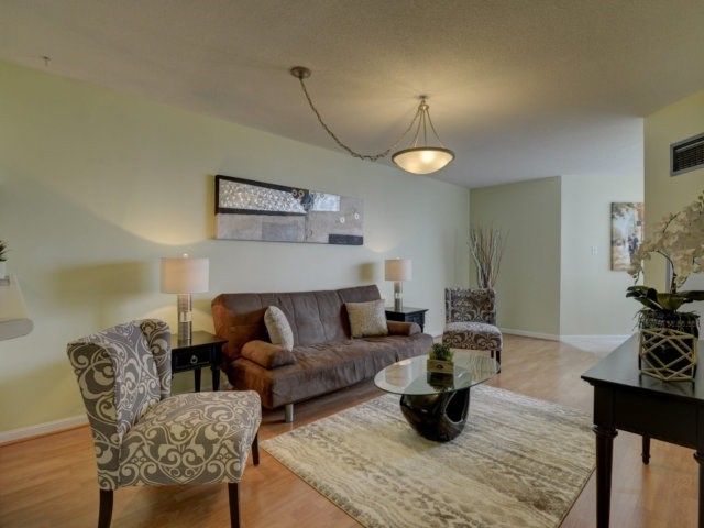 1206 - 550 Webb Dr, Mississauga, L5B3Y4 | Image 2