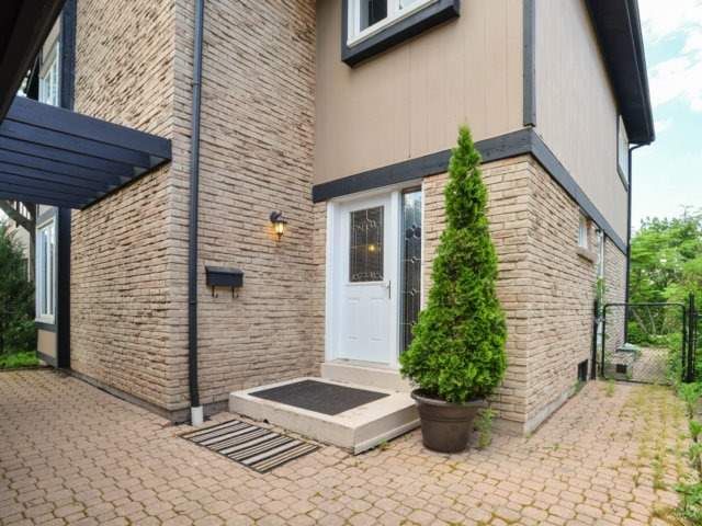 2545 Folkway Dr, Mississauga, L5L2J9 | Image 2