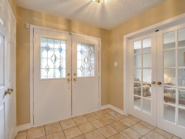 28 Chickadee Cres, Brampton, L6Z3L2 | Image 2