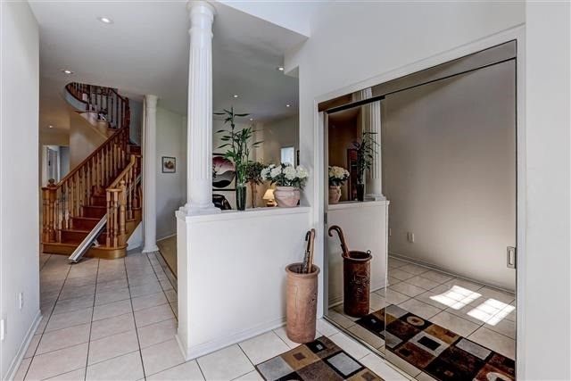 1 Crown Victoria Dr, Brampton, L7A3A2 | Image 3