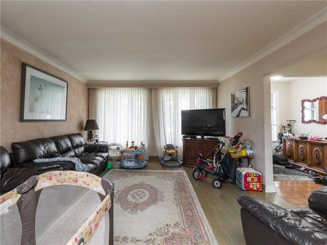 397 Maple Leaf Dr, Toronto, M6L1P4 | Image 3