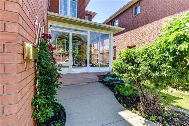 33 Southbend Dr, Brampton, L7A1K5 | Image 2